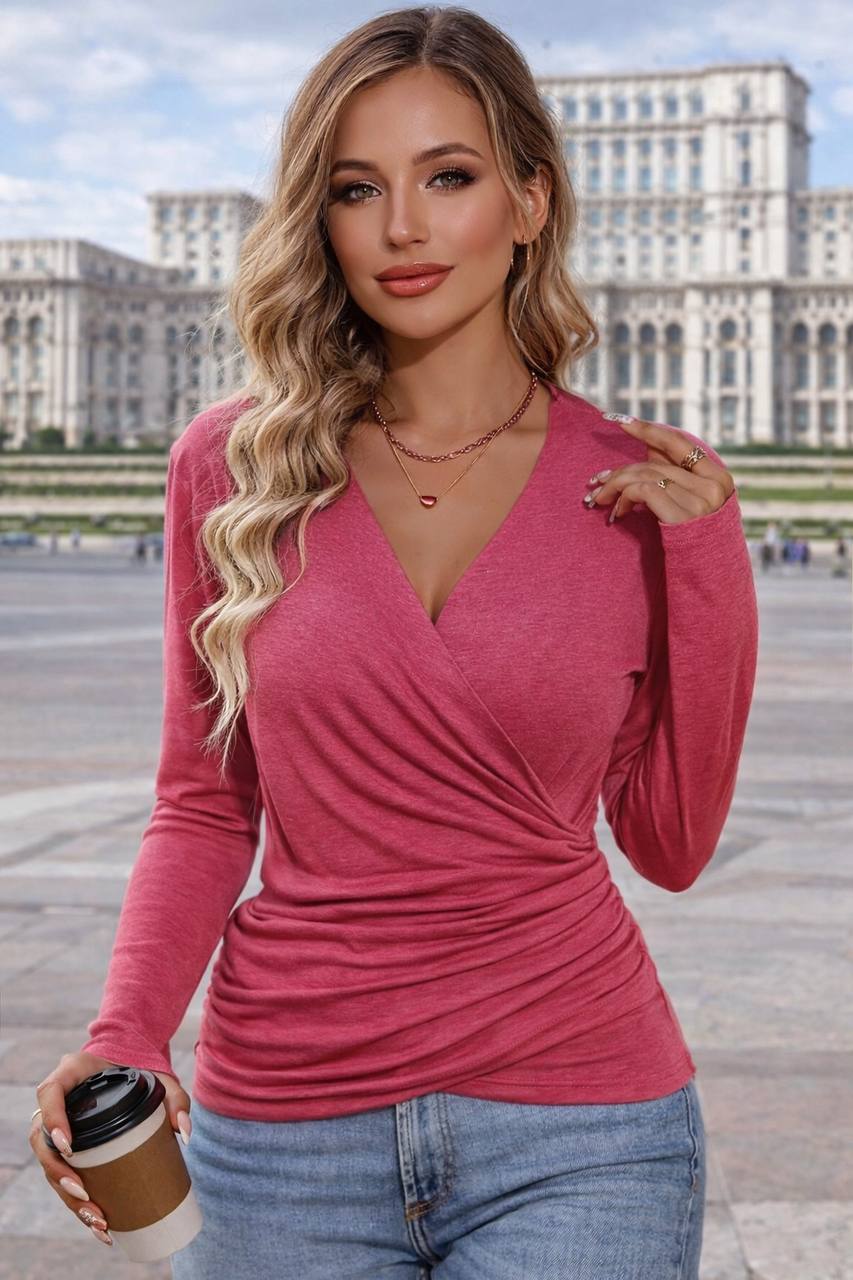 Elegáns, karcsúsított szabású pulóver.